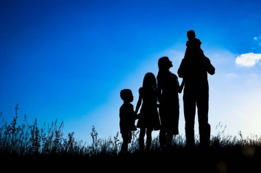 park silueti mutlu aile açık havada