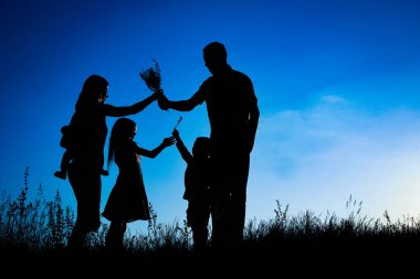 park silueti mutlu aile açık havada