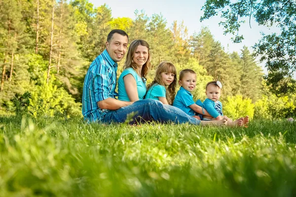 Gelukkige familie buiten in het park — Stockfoto