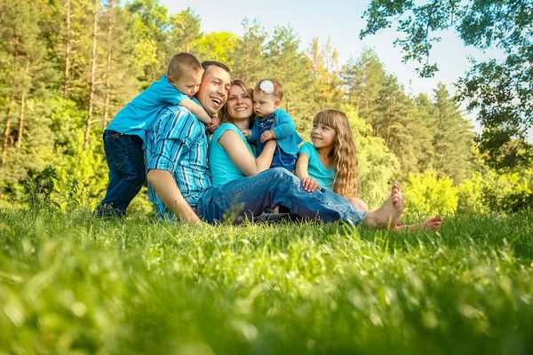 Gelukkige familie buiten in het park — Stockfoto