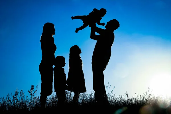 Lycklig familj utomhus i parken Silhouette — Stockfoto