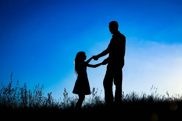 Genitore felice con bambino nel parco all'aperto silhouette — Foto Stock