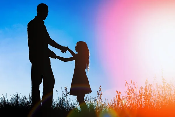 Glückliche Eltern mit Kind im Park im Freien Silhouette — Stockfoto