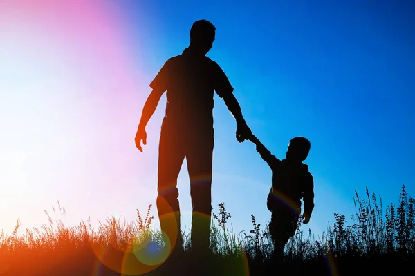 Genitore felice con bambino nel parco all'aperto silhouette — Foto Stock