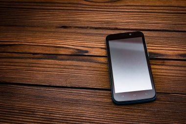 ahşap bir arka plan üzerinde güzel telefon