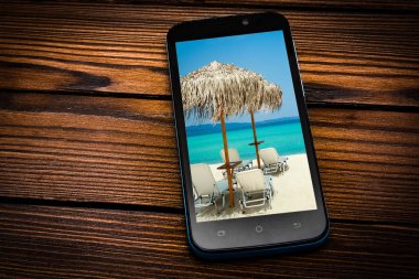 ahşap bir arka plan üzerinde güzel telefon