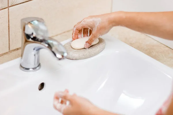 Hygienická koncepce. Mytí rukou mýdlem pod kohoutkem s w — Stock fotografie