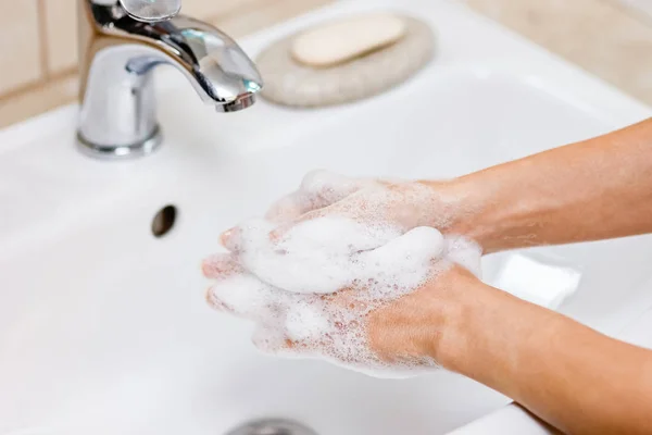 Hygienekonzept. Händewaschen mit Seife unter dem Wasserhahn mit — Stockfoto