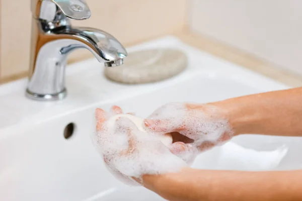 Hygienekonzept. Händewaschen mit Seife unter dem Wasserhahn mit — Stockfoto