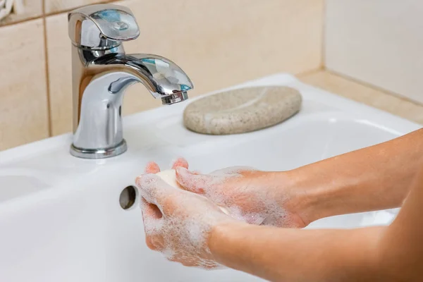 Hygienekonzept. Händewaschen mit Seife unter dem Wasserhahn mit — Stockfoto