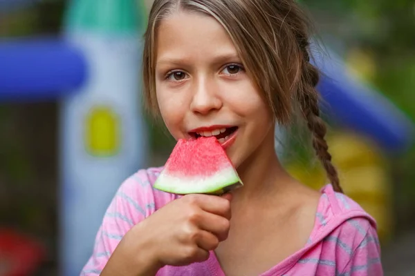 Parkta doğada karpuz taşıyan mutlu çocuk. — Stok fotoğraf