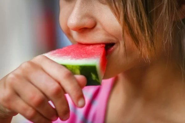 Gelukkig kind met watermeloen op de natuur in het park — Stockfoto