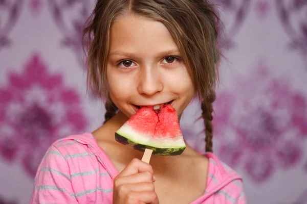 Bebê feliz com melancia em casa — Fotografia de Stock