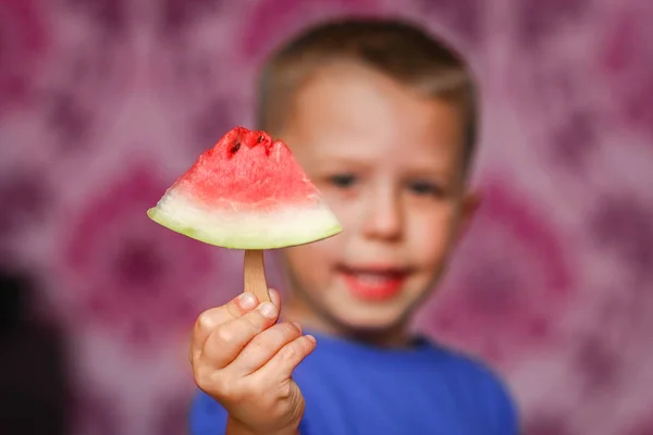 Bebê feliz com melancia em casa — Fotografia de Stock