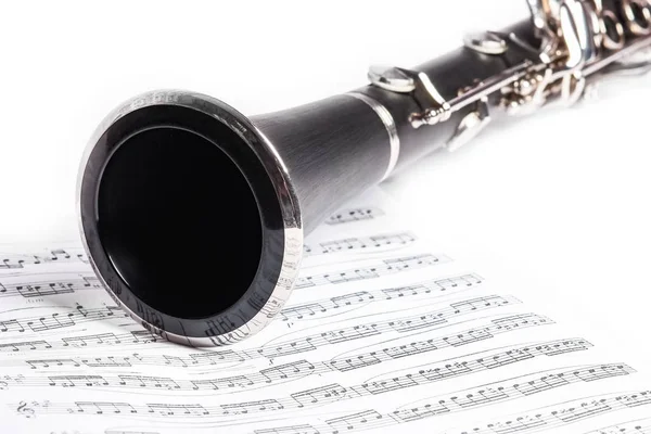 Clarinete sobre um fundo branco — Fotografia de Stock