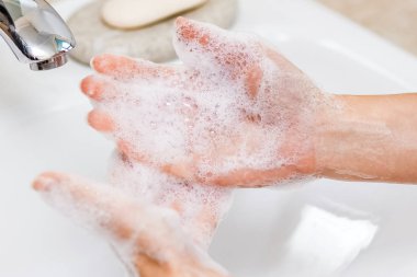 Hijyen konsepti. W ile musluk altında sabun ile yıkama