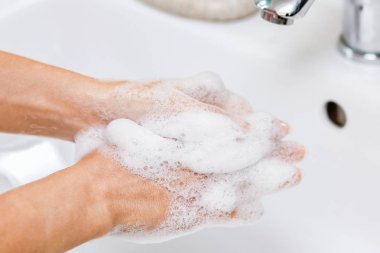 Hijyen konsepti. W ile musluk altında sabun ile yıkama