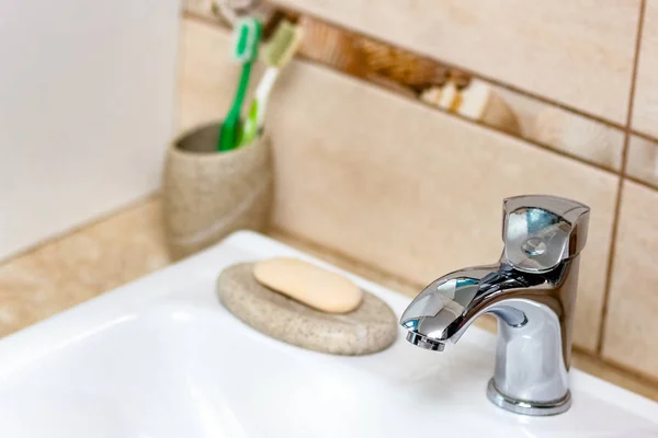 Гигиена крана на заднем плане ванной комнаты — стоковое фото