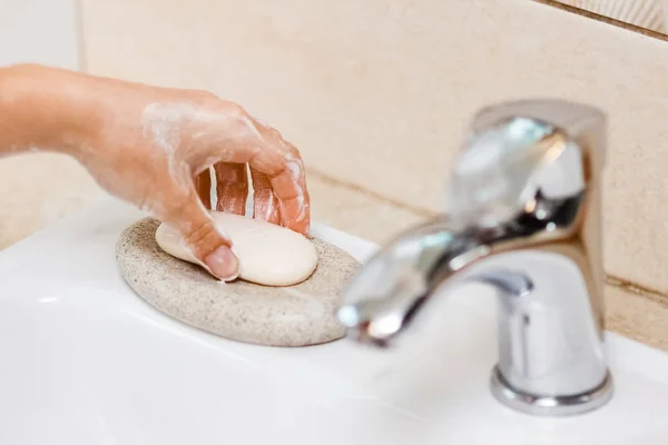 Koncepcja higieny. Mycie rąk z mydłem pod kranu z w — Zdjęcie stockowe