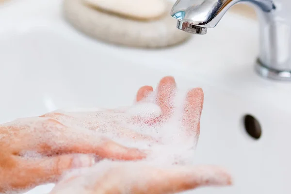 Hygiëne concept. Handen wassen met zeep onder de kraan met w — Stockfoto