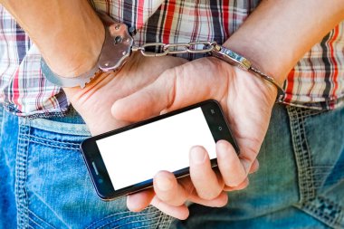 adam parkta açık havada kelepçeli