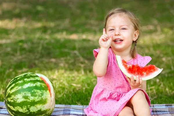 Criança feliz com melancia na natureza no parque — Fotografia de Stock