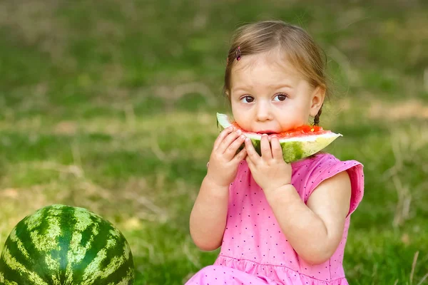 Bambino felice con anguria sulla natura nel parco — Foto Stock