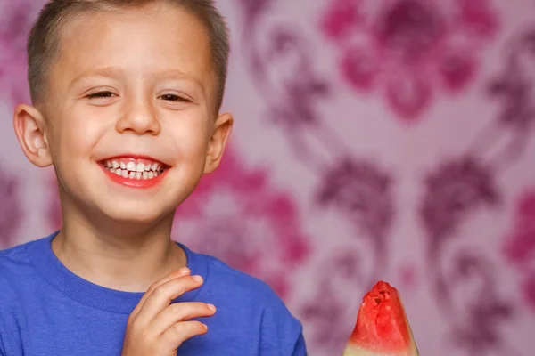 Glückliches Baby mit Wassermelone zu Hause — Stockfoto