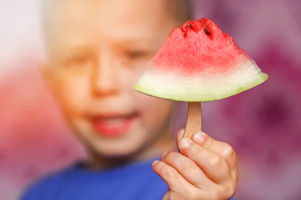 Boldog baba görögdinnye otthon — Stock Fotó
