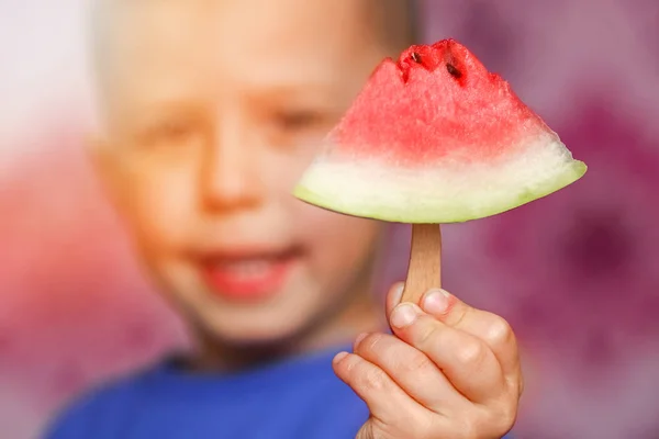 Bambino felice con anguria a casa — Foto Stock