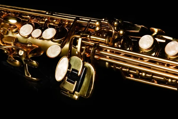 Soprano saxofone sobre fundo preto — Fotografia de Stock