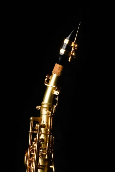 Saxophone soprano sur fond noir — Photo
