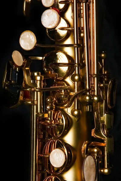 Siyah arkaplanda soprano saksafon