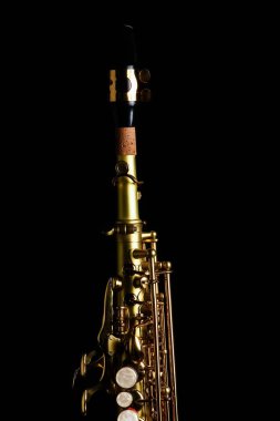 Siyah arkaplanda soprano saksafon