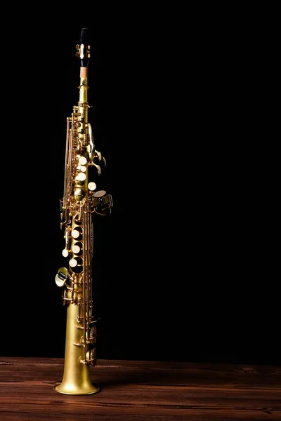 Soprano saxofone sobre fundo preto — Fotografia de Stock