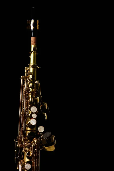 Soprano saxofone sobre fundo preto — Fotografia de Stock