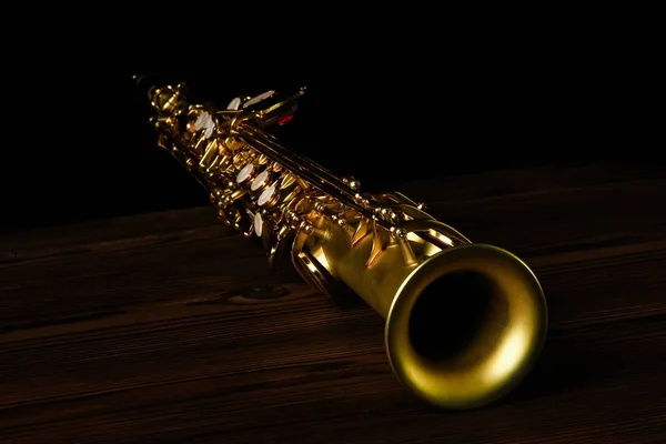 Soprano saxofone sobre fundo preto — Fotografia de Stock