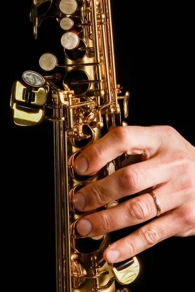 Saxophone soprano dans les mains sur fond noir — Photo