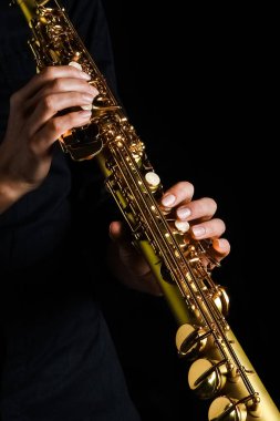Siyah arka planda soprano saksafon