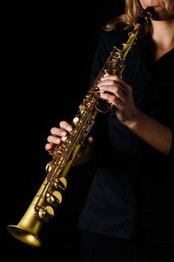 Siyah arka planda soprano saksafon