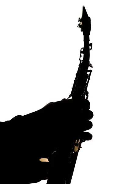 Saxafon sur fond blanc dans les mains d'un musicien silhouette — Photo