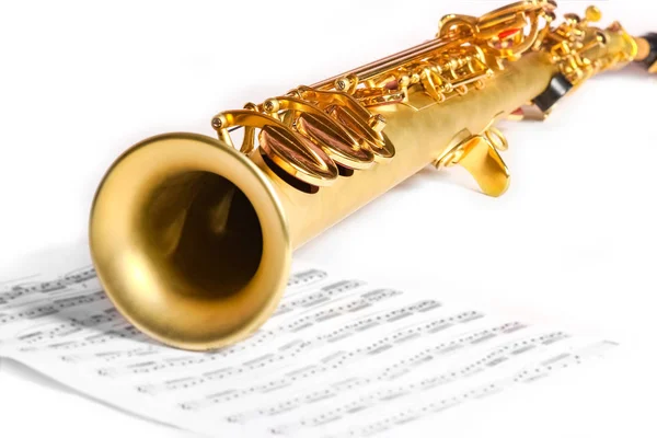 Сопрано саксофон на білому фоні — стокове фото