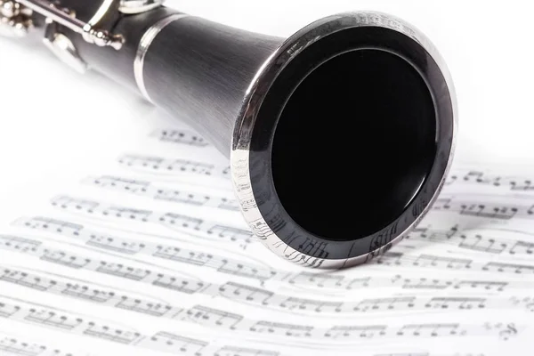 Clarinete sobre um fundo branco — Fotografia de Stock