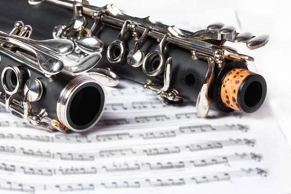 Clarinete sobre um fundo branco — Fotografia de Stock