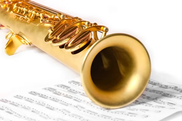 Soprano saxofone sobre fundo branco — Fotografia de Stock