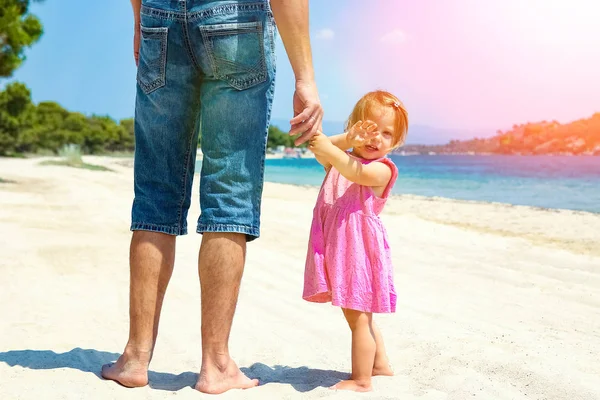 Deniz kenarındaki anne ve babanın güzel elleri. — Stok fotoğraf