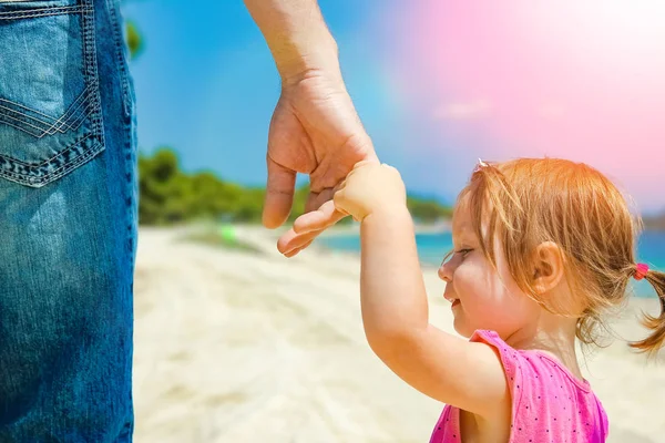 Hermosas manos de padres e hijos junto al mar — Foto de Stock