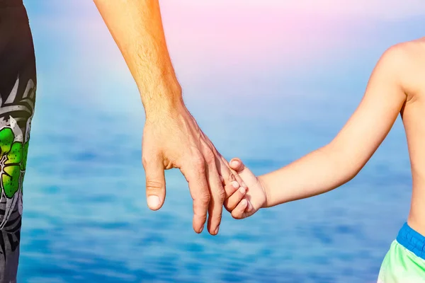 Vackra händer förälder och barn vid havet — Stockfoto