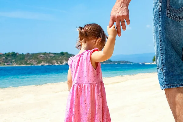 Belles mains de parent et enfant au bord de la mer — Photo