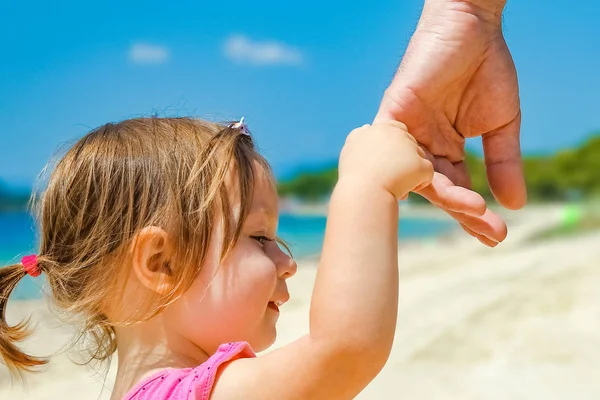 Vackra händer förälder och barn vid havet — Stockfoto